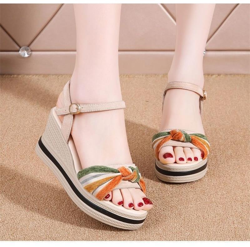 Sandalias de taón de pendiente de verano para mujeres muffins de piel suave 2026 nuevos zapatos de mujer de altura delgada y cómodos antideslizantes