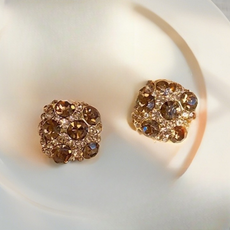 Pendientes cuadrados de lujo ligero retro coreano 2025 nuevos aretes de todo fósforo de diamante completo de color caramelo