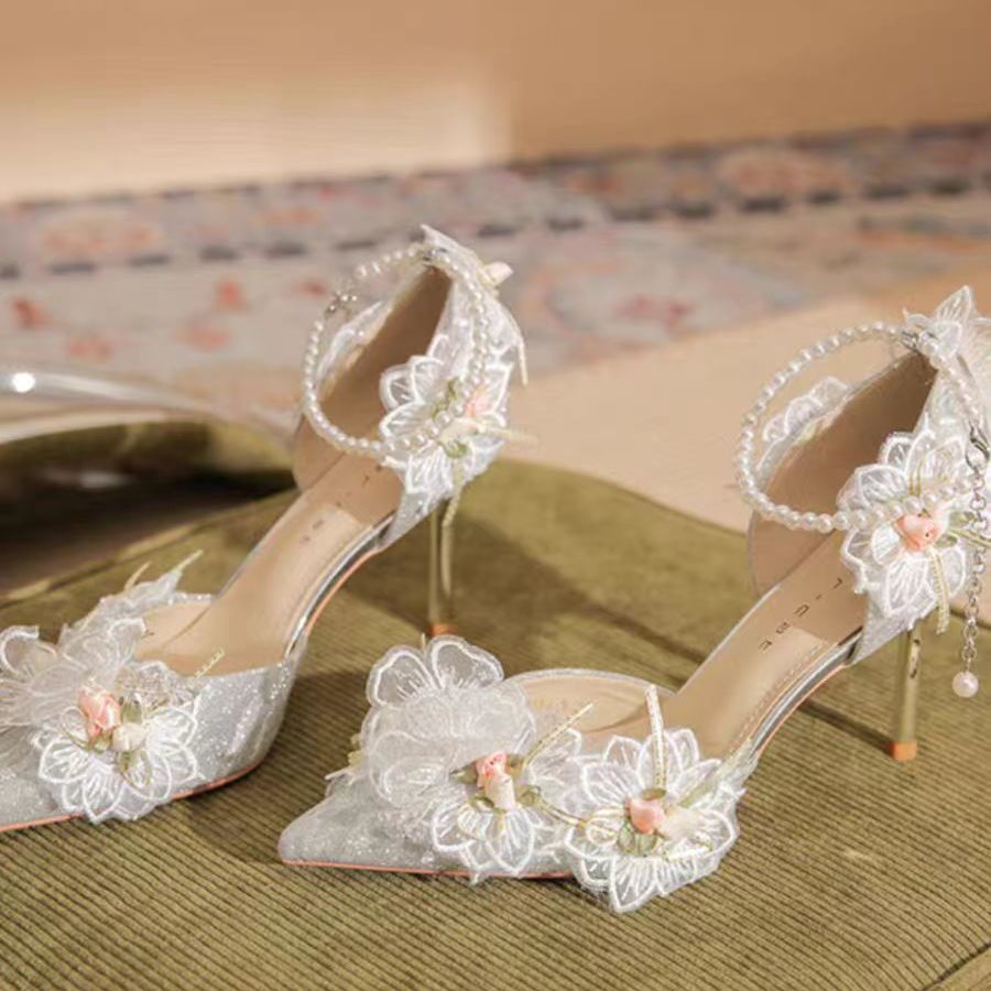 Zapatos de novia de punta con encaje floral, correa de perlas y lazo