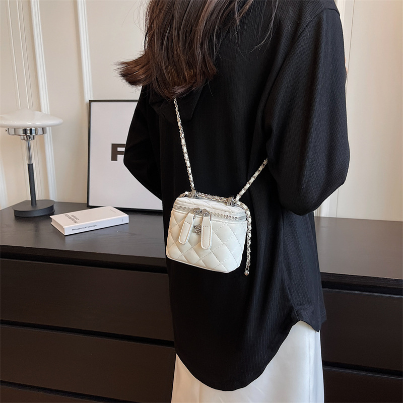 Bolso pequeño con hilo de bordar Lingge Bolso bandolera de cadena salvaje de nueva textura transfronteriza para mujer Bolso cuadrado pequeño portátil de estilo caliente popular