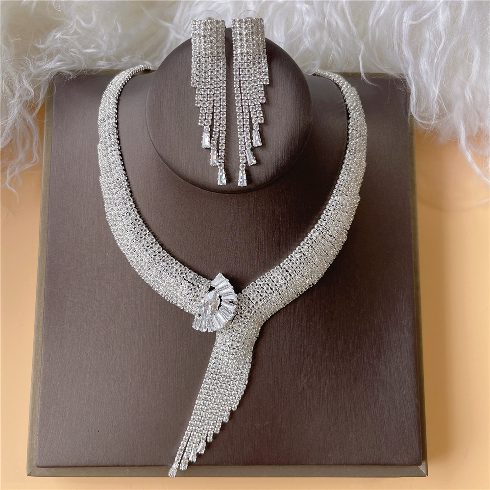 Fashionable jewelry for bride