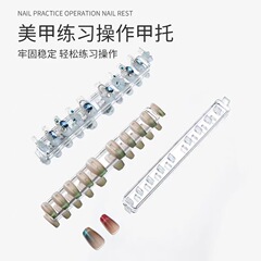 ネイルアートを着用しています。