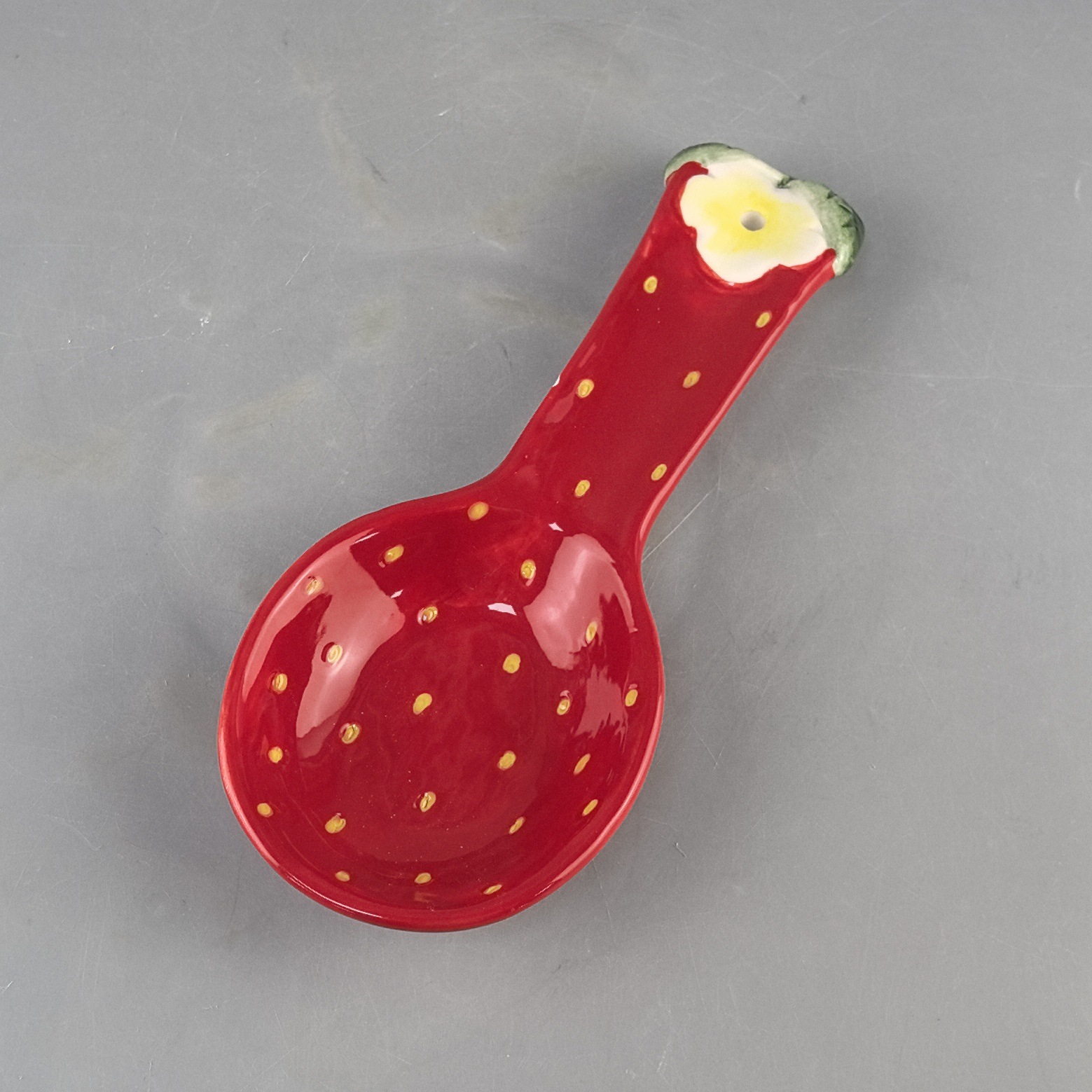 Regalo de Navidad linda cuchara de fresa de cerámica mango largo de alto valor de dibujos animados bajo vidriado para el hogar cuchara para beber