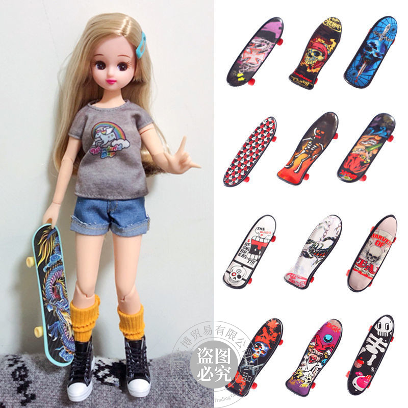 Men's and women's mini doll accessories alloy four-wheel scooter fashion graffiti double-sided cartoon solid color plastic surfboard