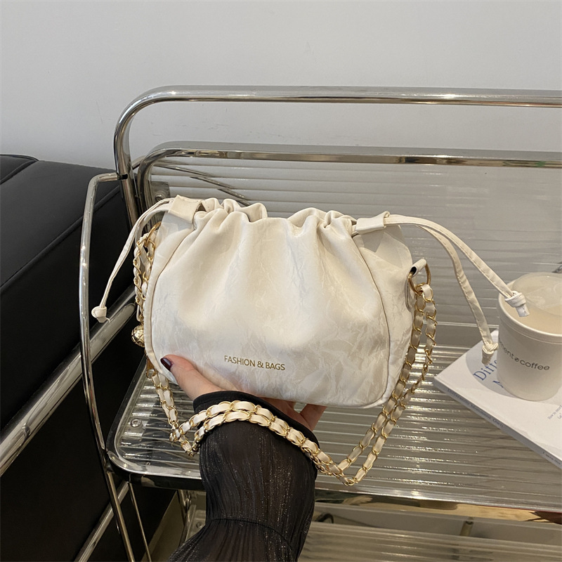 Cadena de nicho bolso pequeño de todo fósforo para mujer bolso de axila de moda de alta gama versión coreana bolso de cubo de mensajero para mujer de un solo hombro