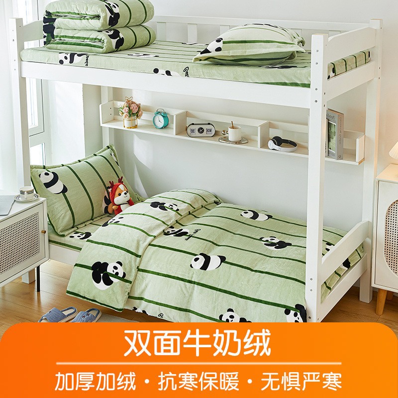 El panda climbing pole green