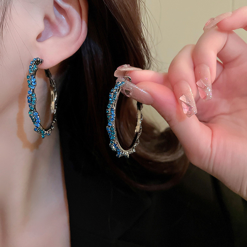 Pendientes redondos con aguja de plata retro estilo de Hong Kong goteo de aceite Pendientes de temperamento de nicho Pendientes de sentido avanzado femenino de verano ligero de moda