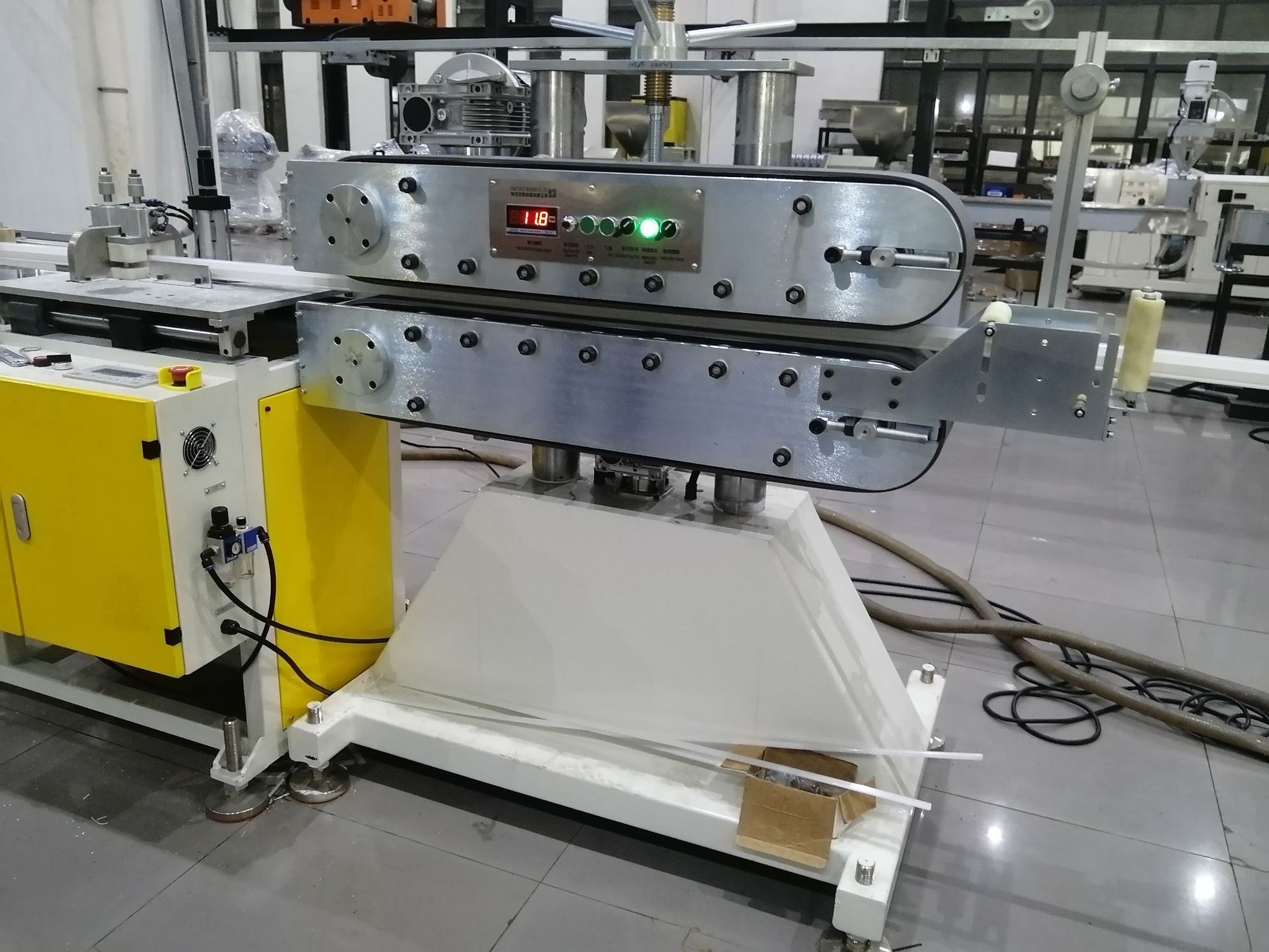 燿安装备制造LED灯罩机器设备、 PC灯管挤出设备