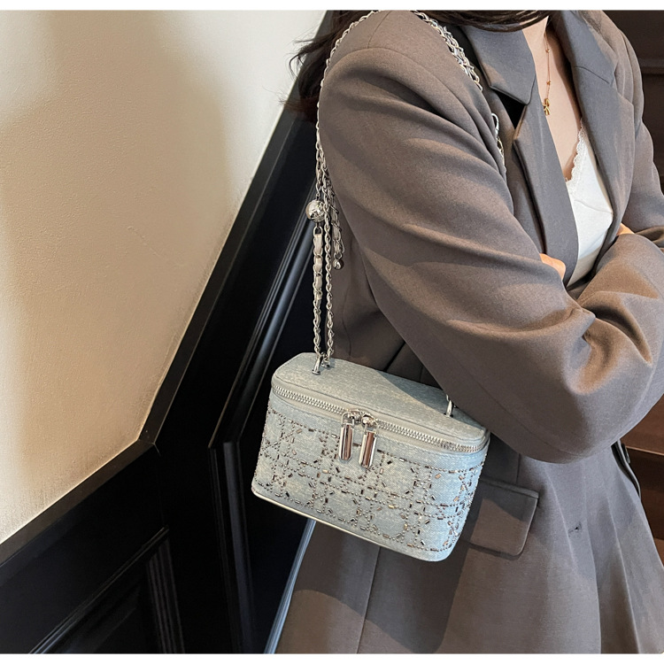 The diamond-shaped chain crossbody bag for women in the summer of 2025 features a fashionable and niche design. This year, the box bucket bag is in vogue undefined
