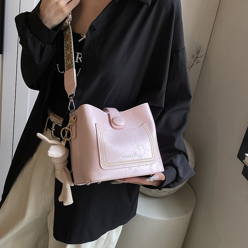 High end Korean version versatile hand-held bucket small for women's summer 2024 new wide shoulder strap crossbody bag_voghion.com