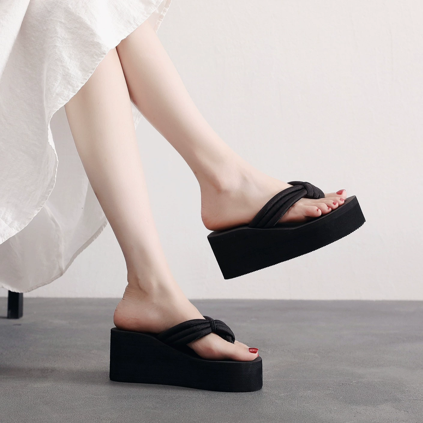 Шлепанцы для девочек летом носят студентку