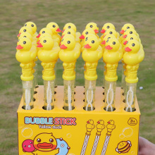 ����ˮ����һ��ͯ���Y��W�tС��������С���ֳִ�����ˮ�к����