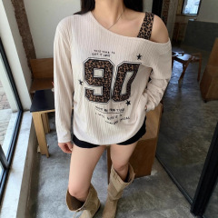 设计感斜露肩肌理感长袖t恤女秋季宽松显瘦辣妹豹纹贴布吊带上衣