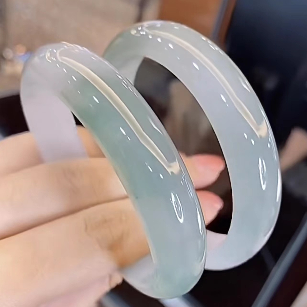 Vòng tay ngọc bích tự nhiên A Myanmar cao cấp – hoa nổi xanh nhạt (đường kính trong 52–64 mm)