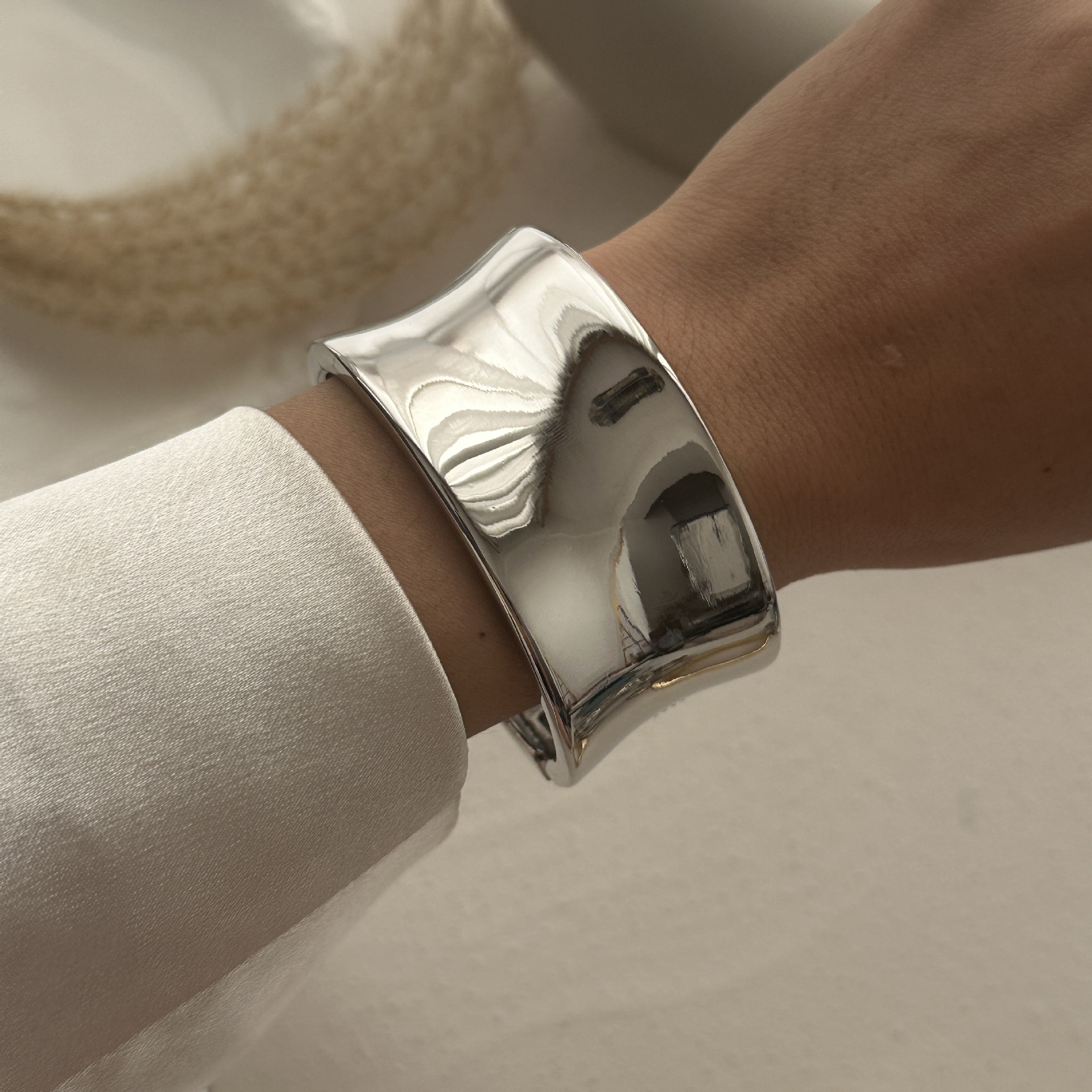 56g Weight Bangle Classification Alloy Chain Material 1 Piece Quantity Daily Occasion Alloy Material Solid Color Pattern Women's Gender Plating Design Exaggerated, Simple Style Style Exaggerated Simple Style Solid Color Alloy Bangles Wholesale 8