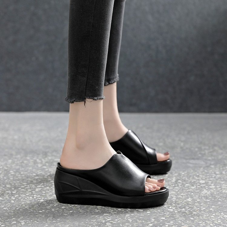 2025 nueva moda de verano versátil antideslizante de tacón suave para usar zapatillas frías para mujeres image 2