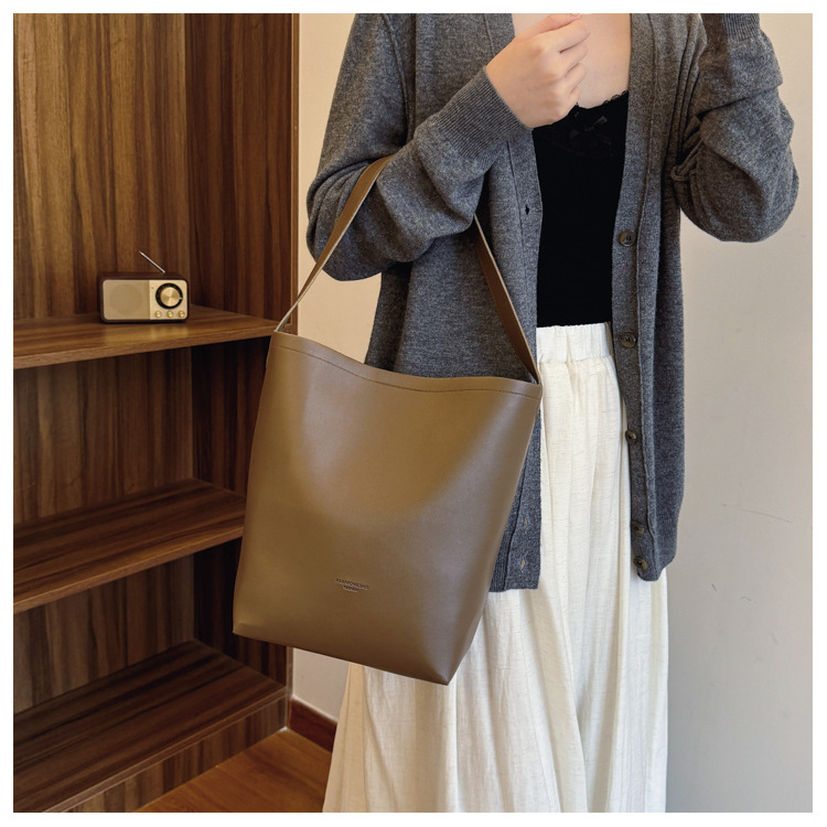 Solid color Tote bag 2024 new style, high-end, large-capacity single-shoulder versatile, niche women's bag, casual and simple bucket bag undefined