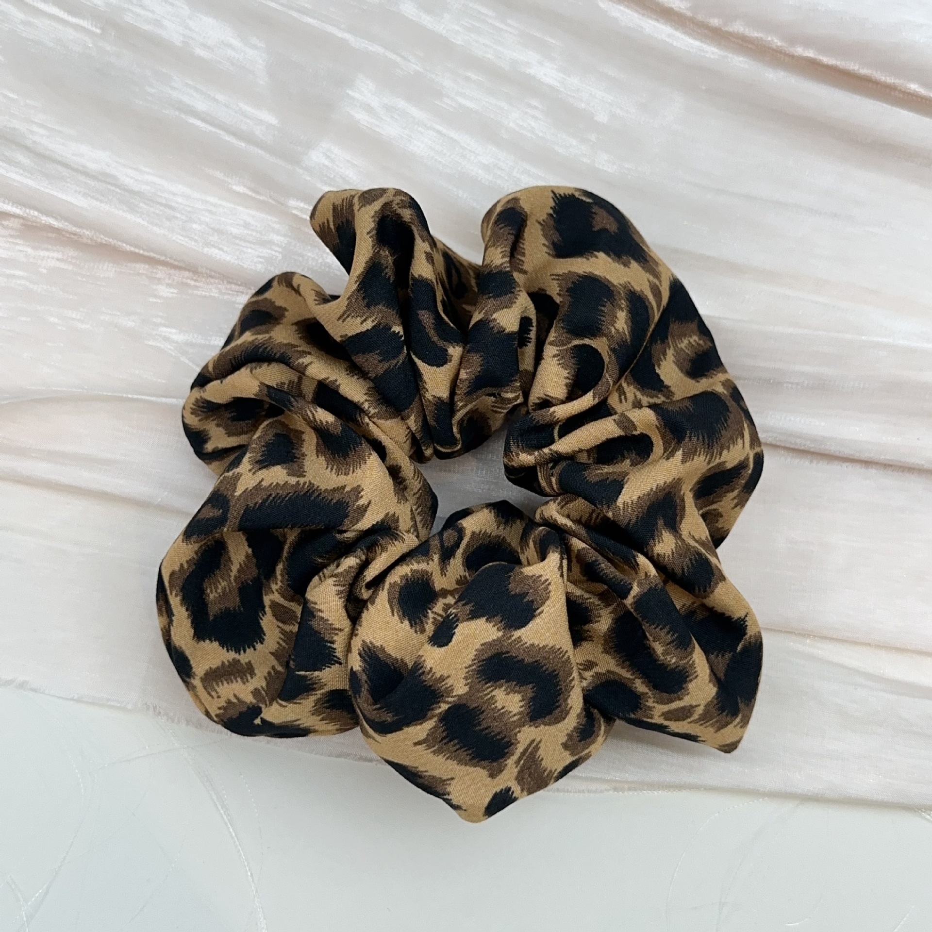 Bandeau imprimé léopard et chouchou pour coiffures élégantes_voghion.com