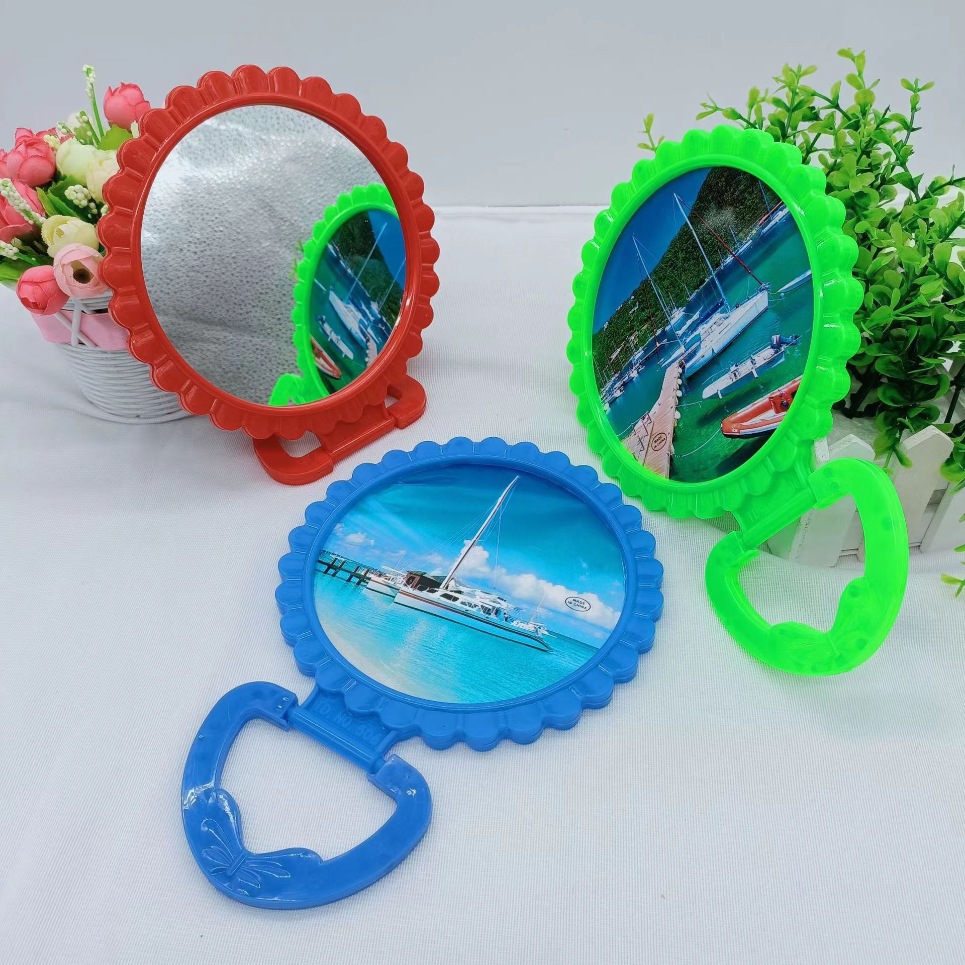 Belleza familiar redonda anticuada Espejo de maquillaje pequeño ordinario Escritorio de escritorio Espejo de color portátil Fuente de la tienda de dos yuanes