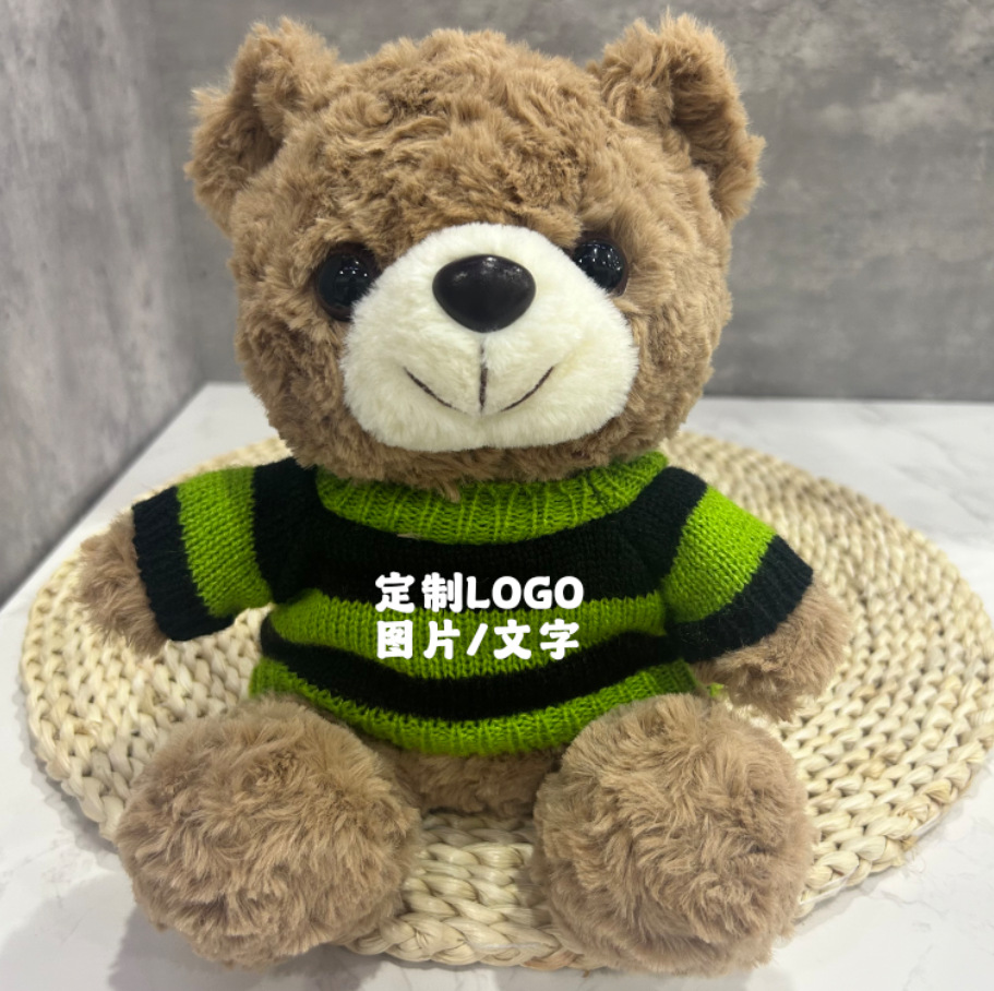 Los juguetes de peluche lindos se pueden combinar con logotipos impresos para enviar muñecas de muebles a amigos y vecinos.