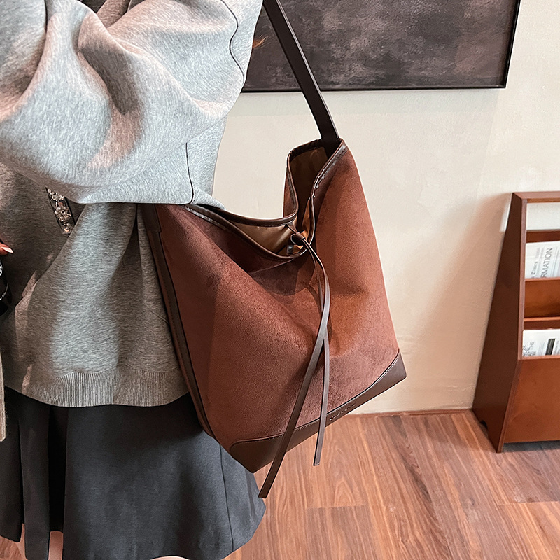 2025 nuevo bolso de brazo de gran capacidad retro bolso de cubo de peluche bolso de hombro simple bolso de moda