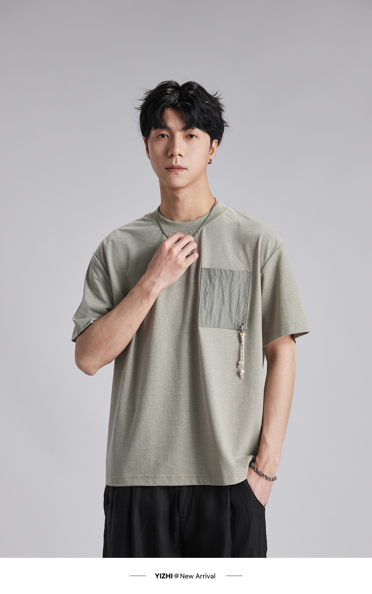 Áo thun nam cổ tròn tay ngắn chất liệu cotton thoáng mát, form rộng thả vai, túi đắp phối màu đính cườm — đen chi tiết 12