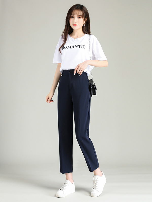 黒いスーツのズボンの女性のペンダント感があります。|undefined