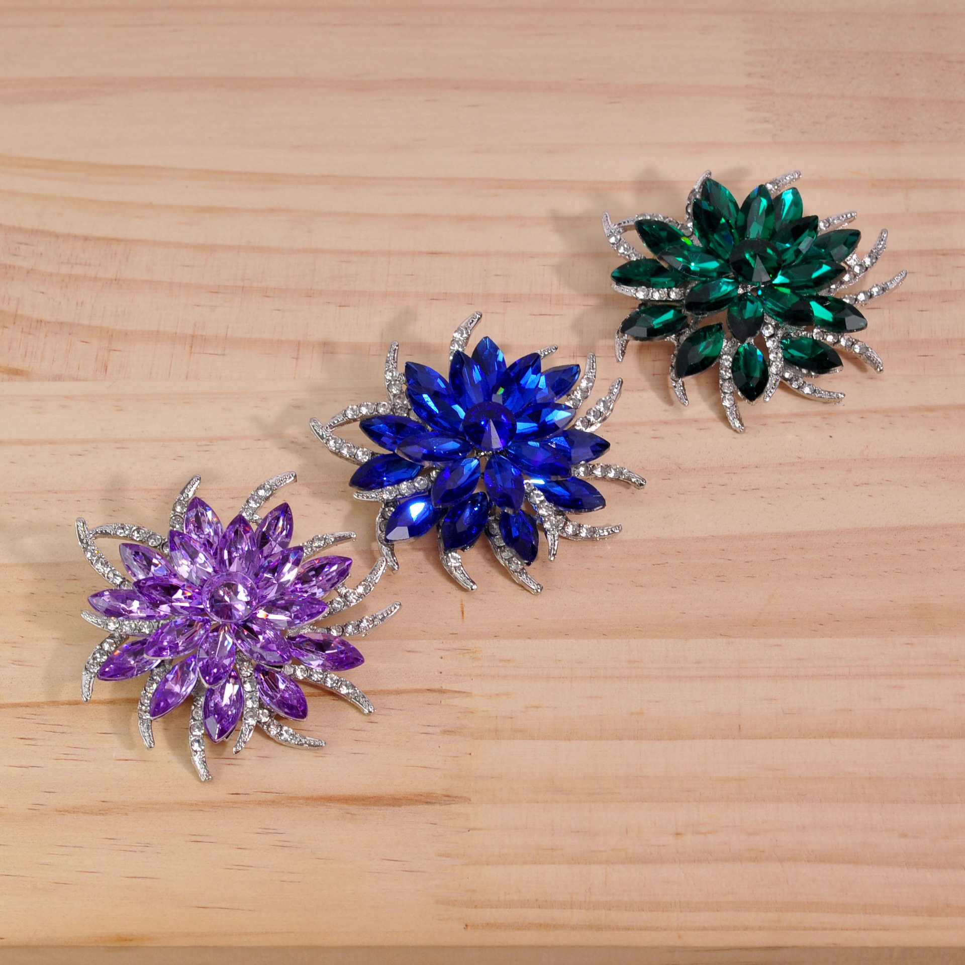 Spilla lotus con cristalli e strass per donna accessorio_voghion.com