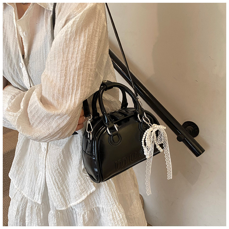 This year, Korean-style, stylish and simple hand-held bags with niche designs are in vogue. These are fashionable summer underarm bags for women's commuting undefined