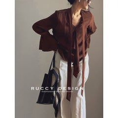 [RUCCY] 2025秋新作フレンチスタイル草木染め30Vネックリボンフレアスリーブシャツ女性用