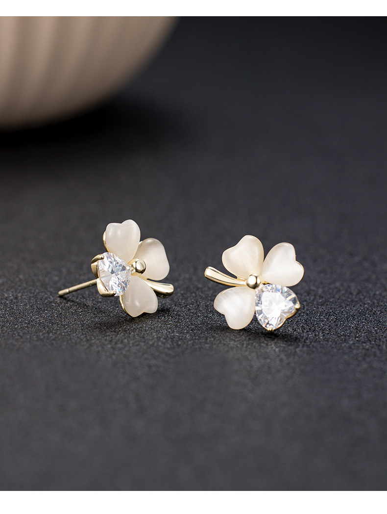 1 Pair Simple Style Four Leaf Clover Inlay Copper Zircon Ear Studs display picture 1