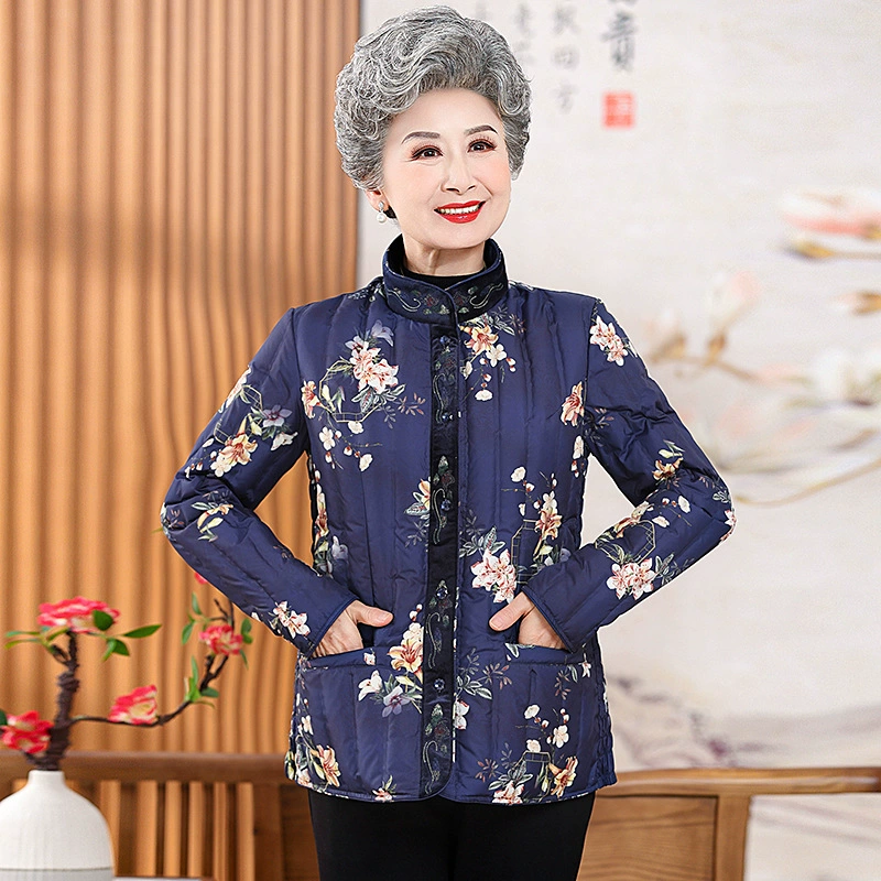 Пожилые люди зимняя одежда легкий пуховик женщина 70 лет старушка 80 трубочка маленькая хлопчатобумажная куртка бабушка зимняя короткая куртка