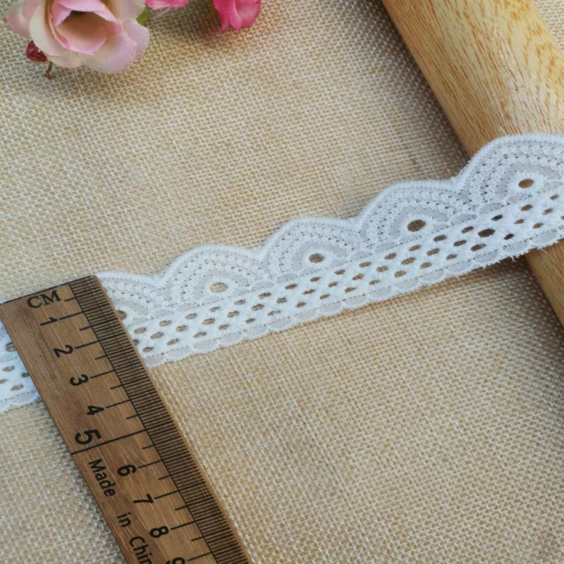 ダブルロックの綿の布のレースの補助材料は透かし彫りの刺繍のレースのファッション的な流行のスカートの服のウェディングドレスの補助材料です。