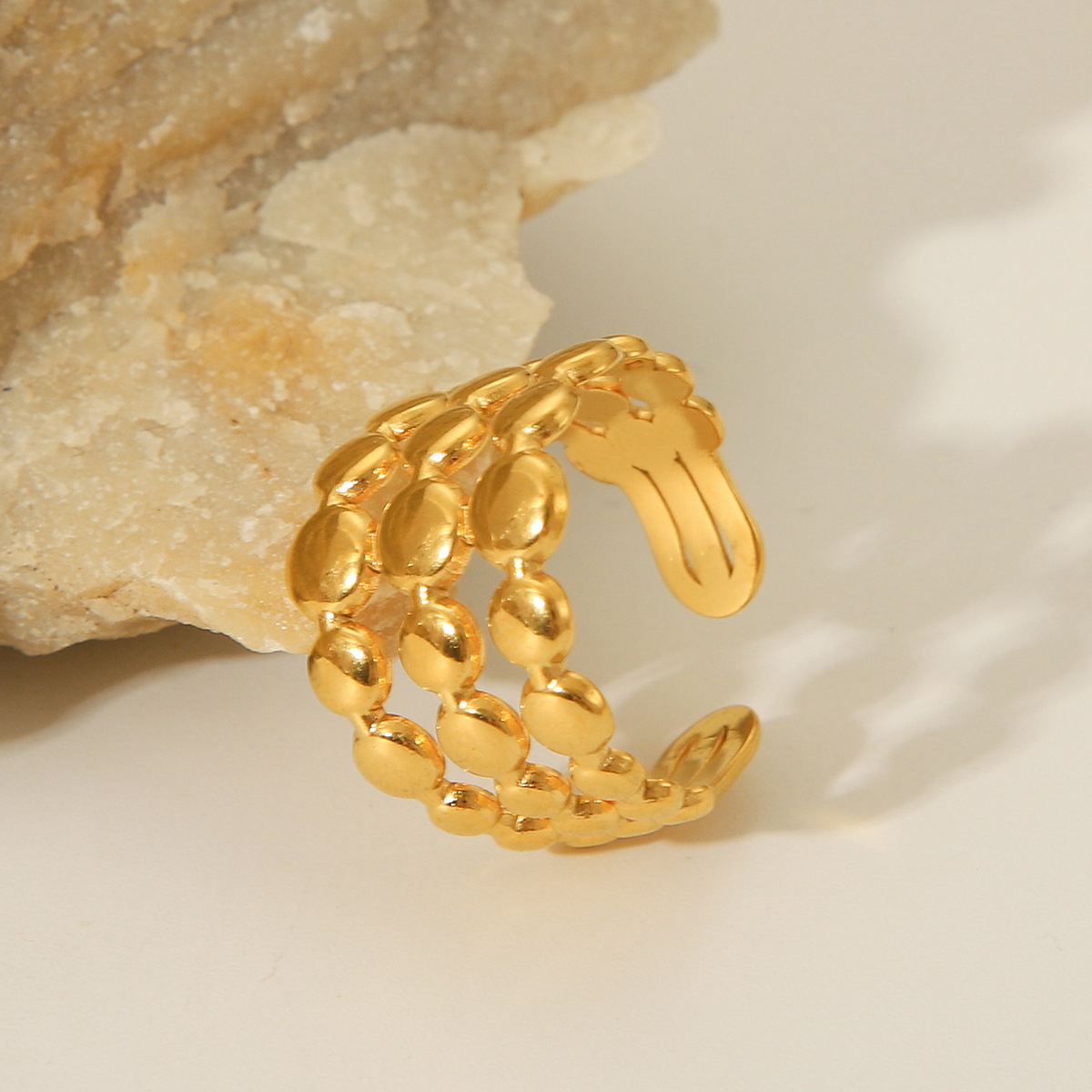 Anillo de oro de 18 quilates de oro de tres capas de acero inoxidable de estilo femenino anillo de acero de titanio no se desvanece