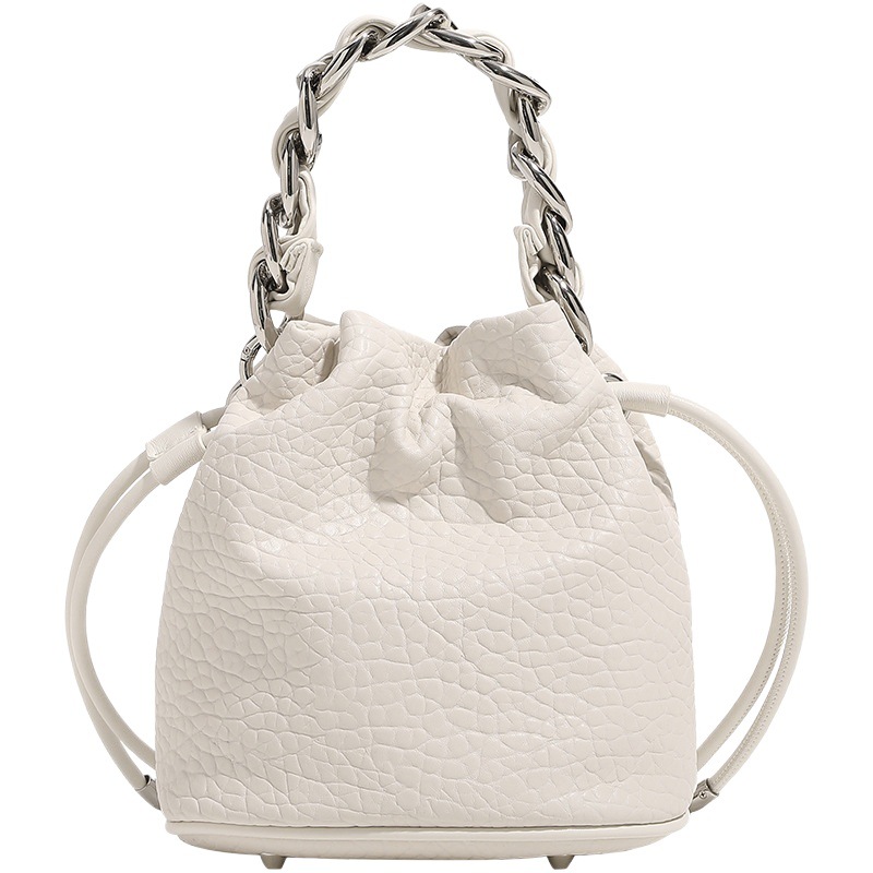 銀色の流浪はチェーンのバケツを編みます。