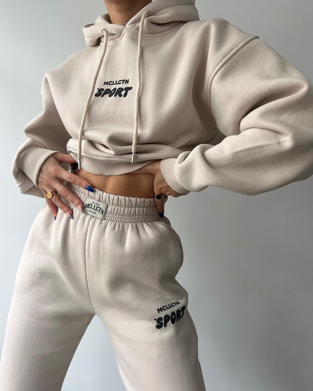 2024 Herbst/Winter neues lässiges Plüsch-Langarm-Kapuzenpullover- und Hosen-Set mit bedrucktem Kapuzenpullover_voghion.com