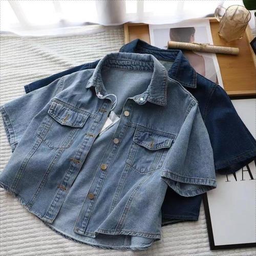 A versatile thin denim jacket for women, short-sleeved, suitable for spring and summer, light blue casual, weight-loss outerwear, short vest.