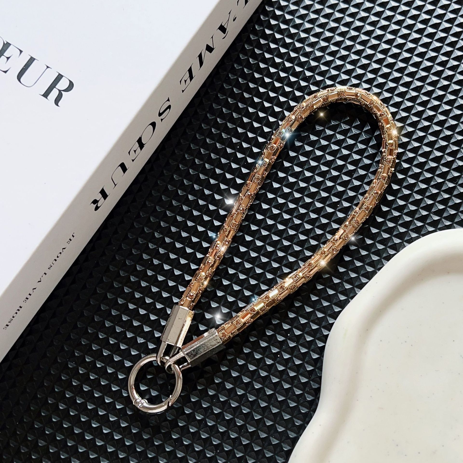 Nuevo cordón de teléfono móvil de cristal cuadrado de lujo de alta gama, cadena de mano de moda anti-pérdida y anti-caída, cuerda corta de muñeca