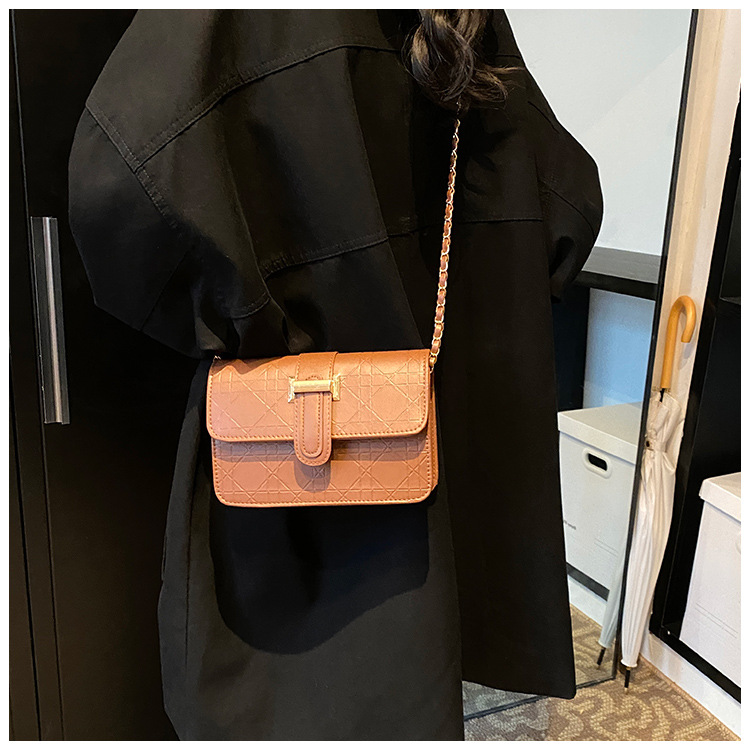 This stylish, high-quality, and trendy hand-held crossbody bag is a new cross-border women's bag for autumn and winter 2024. It features a checkered commuter single-shoulder bag undefined