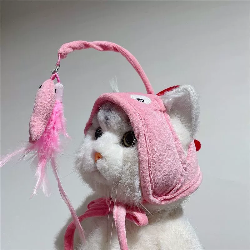 Шляпа, шлем, желтая игрушка, кот, питомец