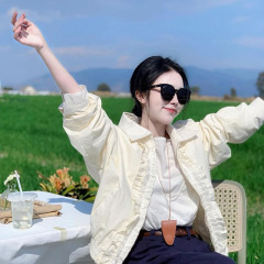 ファッションの韓国版のスーツの女性の春の2025新型の設計の木の耳元の薄い日よけの上着の甘いケーキのスカート