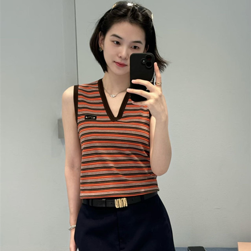 Dalong Factory High-End Miu Style V-Neck Striped Knitted Vest, Age-Reducing Layered Versatile Style, Spring/Summer 2026 Women's Collection Dalong Factory High-End Miu Style V-Neck Striped Knitted Vest, Age-Reducing Layered Versatile Style, Spring/Summer 2026 Women's Collection
