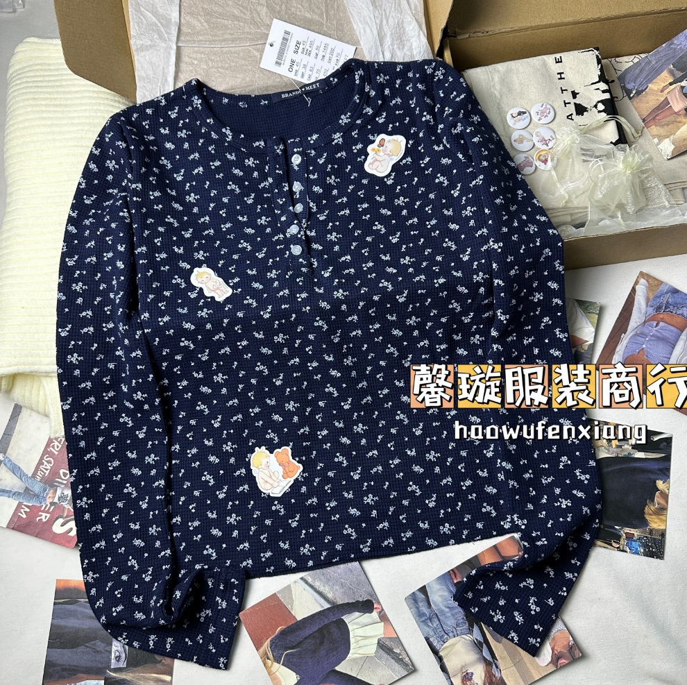 BM estilo nuevo estilo americano waffle cinco botones camisa de fondo floral de manga larga Camiseta cuello redondo botón superior image 10