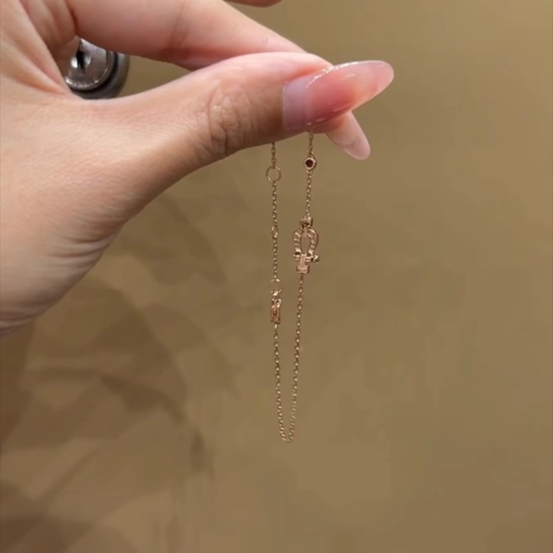 女性用中古ダイヤモンド付き馬蹄バックルブレスレット、軽くて豪華なニッチ、絶妙でクールなブレスレット、親友へのブレスレット|undefined