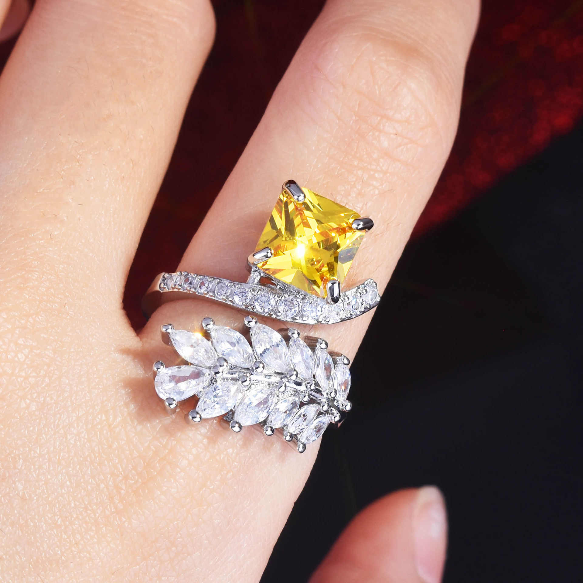 Mode Eingelegte Zirkon Blatt Gelb Diamant Ring Eis Blume Kupfer Ring display picture 4