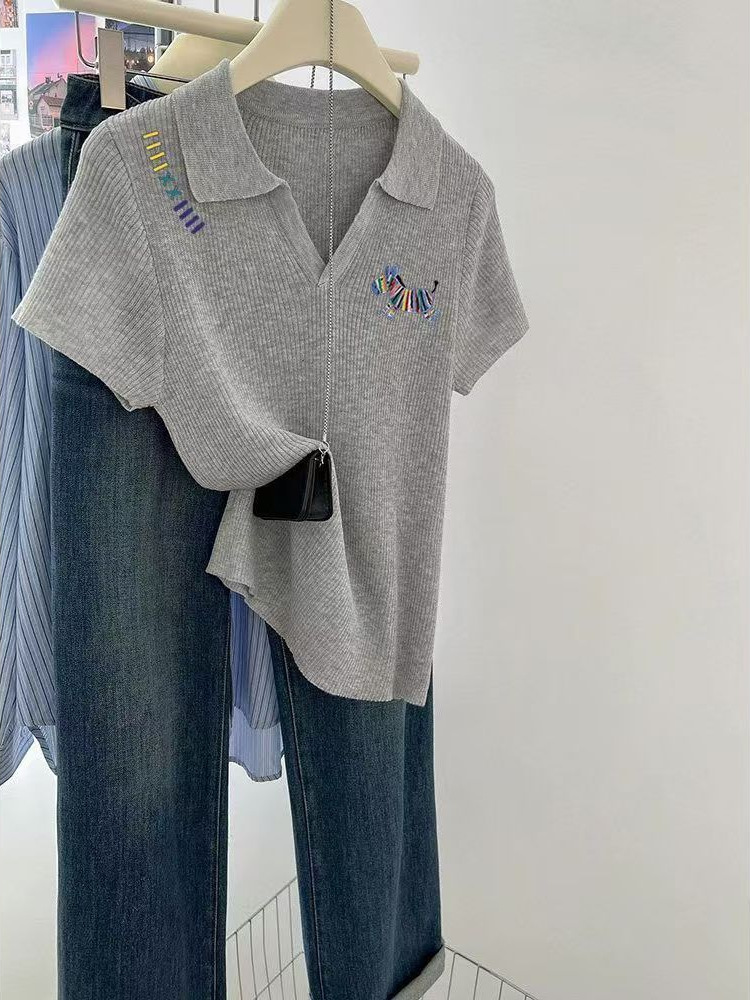 Áo thun polo nữ cổ bẻ tay ngắn thêu hình ngựa nhỏ chất liệu lụa băng mỏng mát — màu xám