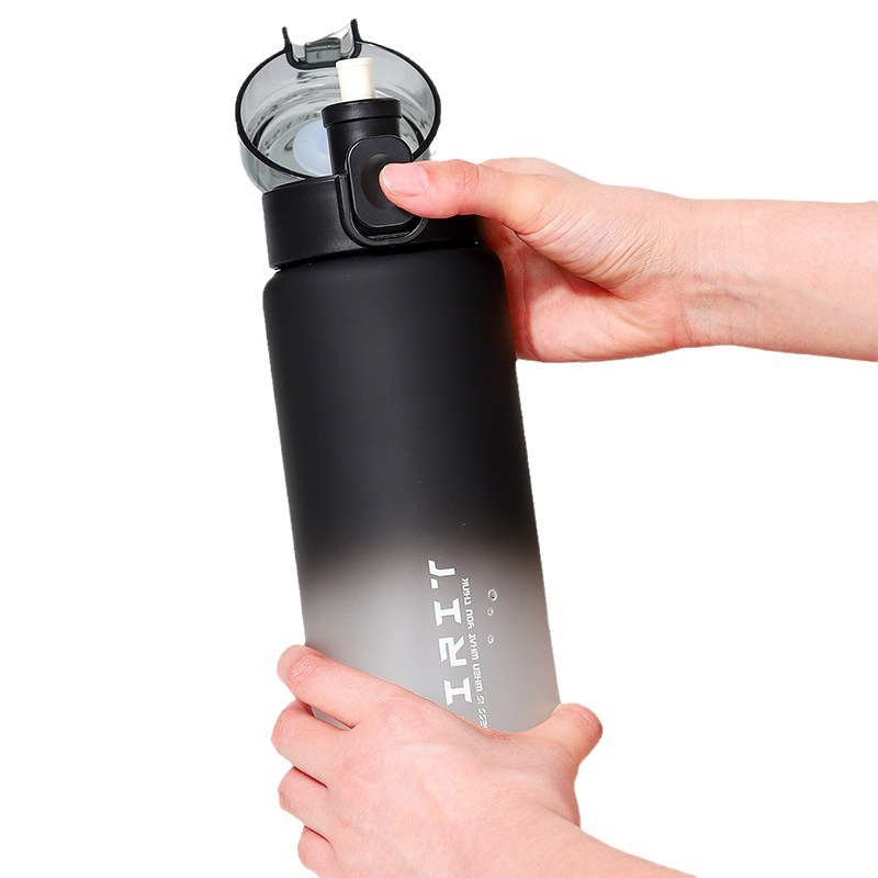 Taza de agua nueva de 750ml con gradiente de color, gran capacidad, plástico de alto valor con cierre de rebote y escala, para beber directamente.