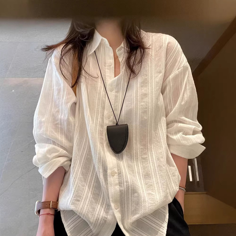 Liáng Yī Xuān｜Vertical Striped Jacquard Lazy Style Shirt for Women, Spring and Summer Korean Version, Loose and Elegant, Suitable for Work and Casual Wear