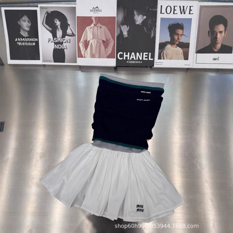 Новое летнее платье в стиле MM25 с многослойной вышивкой букв, двойным слоем, контрастной строчкой и складками.