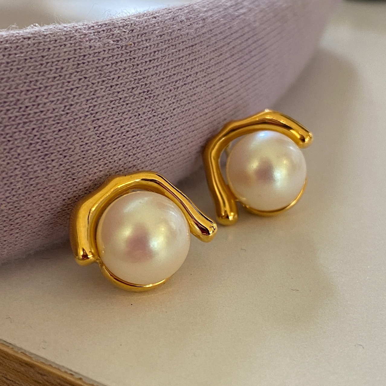 Elegant Retro Round Brass Plating Inlay Artificial Pearls Ear Studs 1 Pair display picture 4